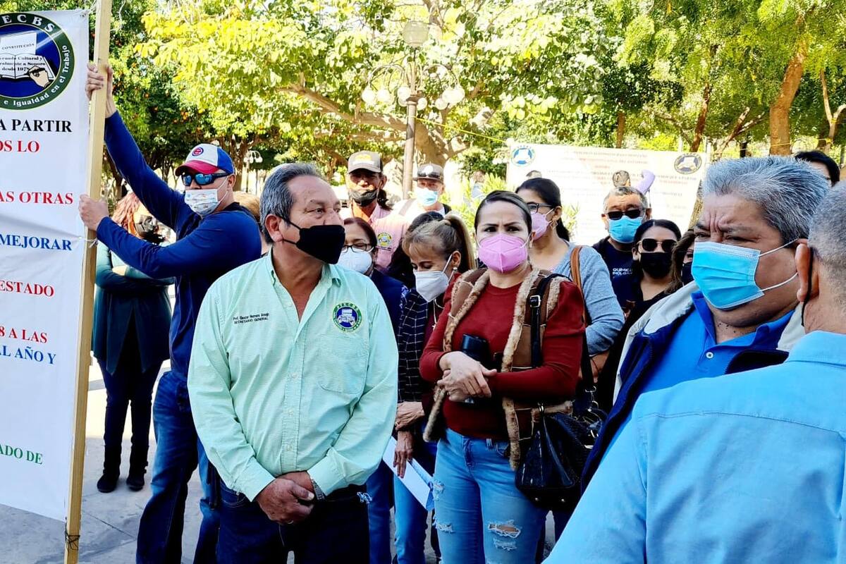 Docentes y personal del Cobach se manifestaron en Palacio de Gobierno, exigen aclaración de sus aportaciones