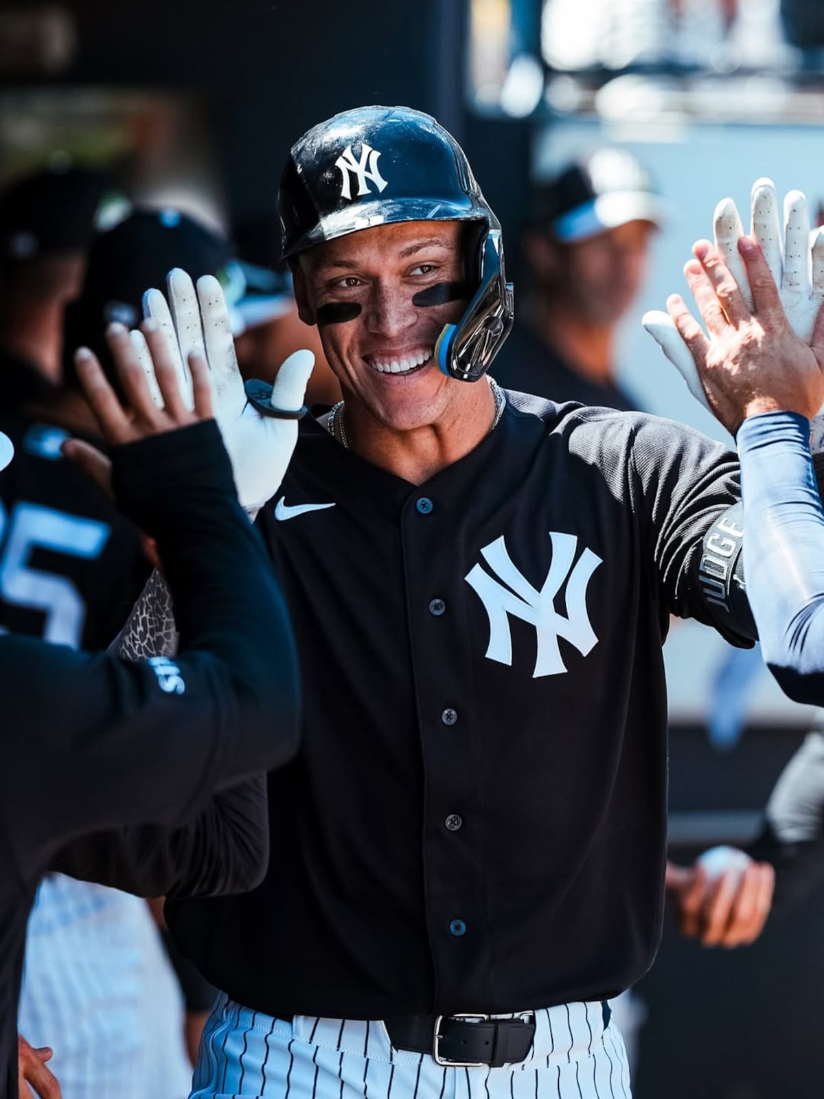 Aaron Judge durante el Spring Training 2026 con el jersey azul y logo "NY" en el pecho. (Foto: @yankees)