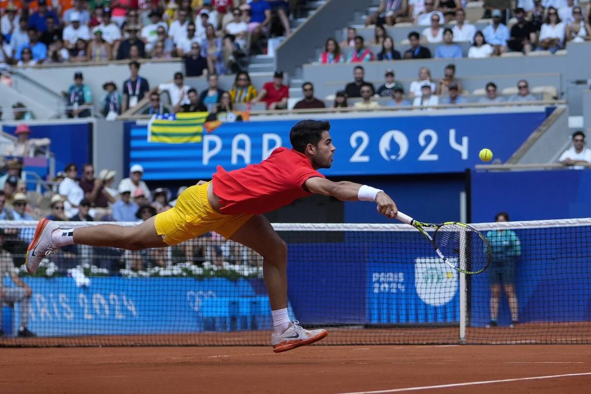 Carlos Alcaraz lo dio todo en el partido olímpico de tenis. | Crédito: AP