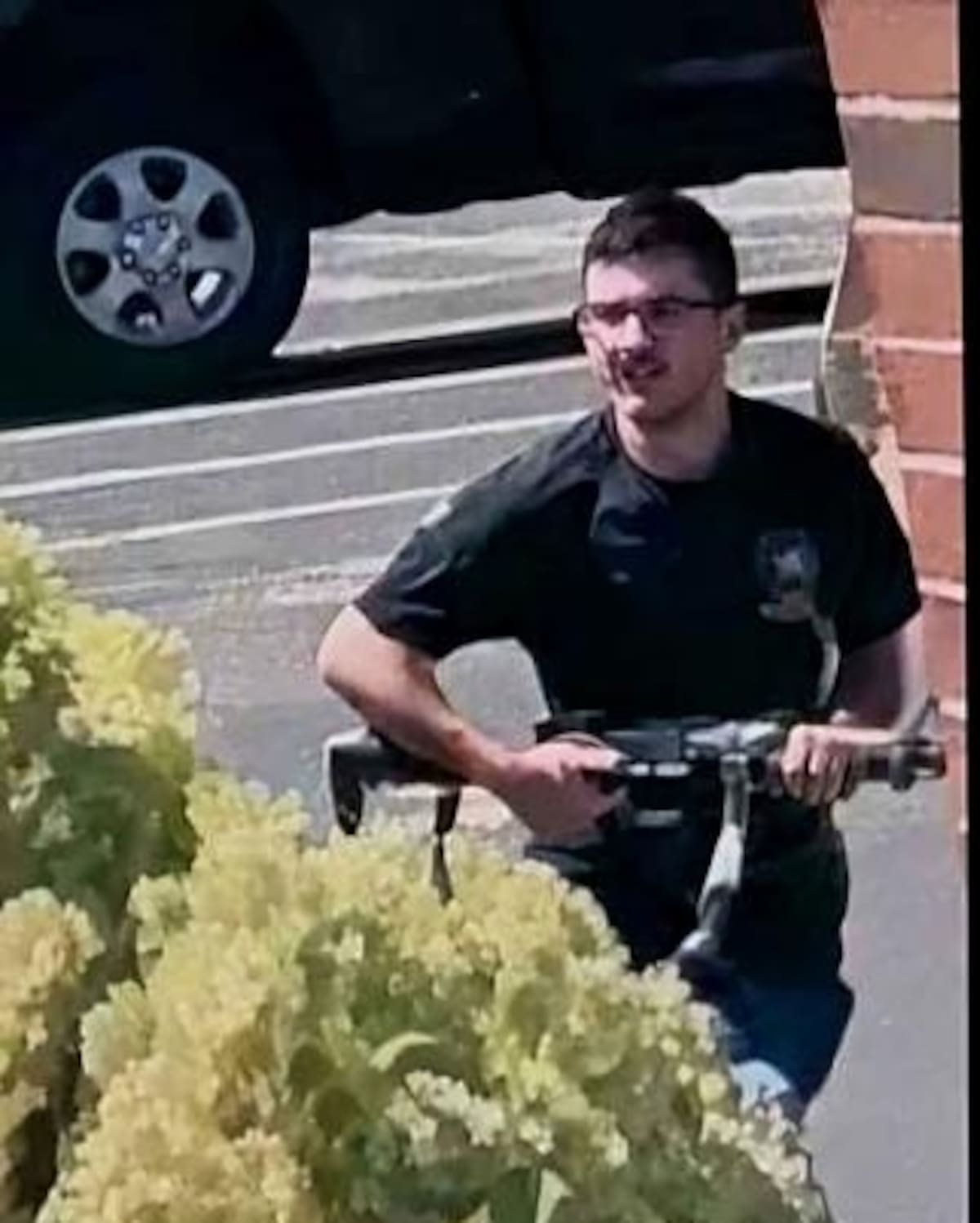 Se ve al hombre armado fuera del In-N-Out en Twin Falls, Idaho.