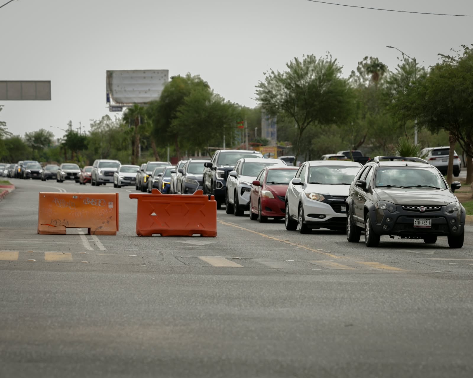 Un conductor que intentaba ingresar a Estados Unidos por la línea SENTRI de Mexicali fue detenido por la Policía Municipal tras ignorar las indicaciones de un agente de tránsito y estar a punto de atropellarlo. Foto: Javier Gallegos