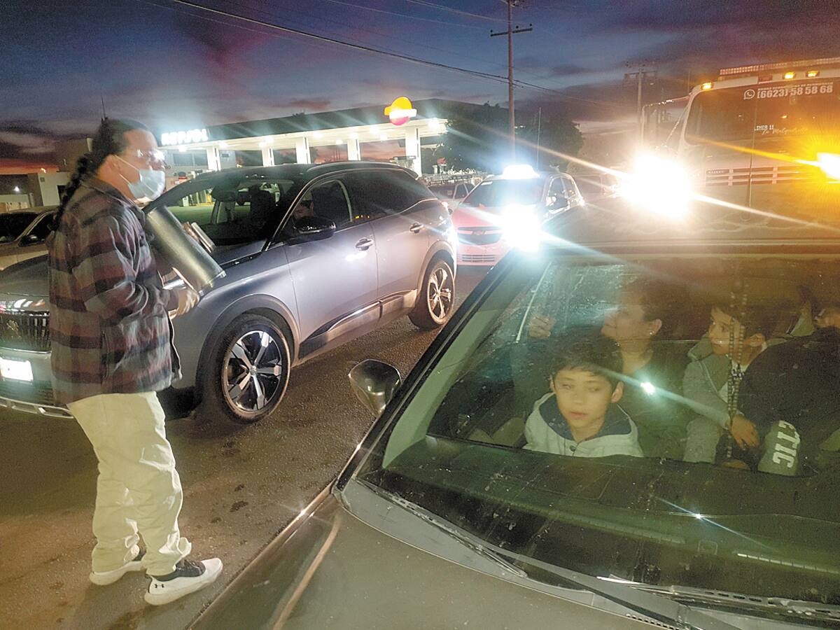 David Soto recibe algo más que monedas en el crucero.