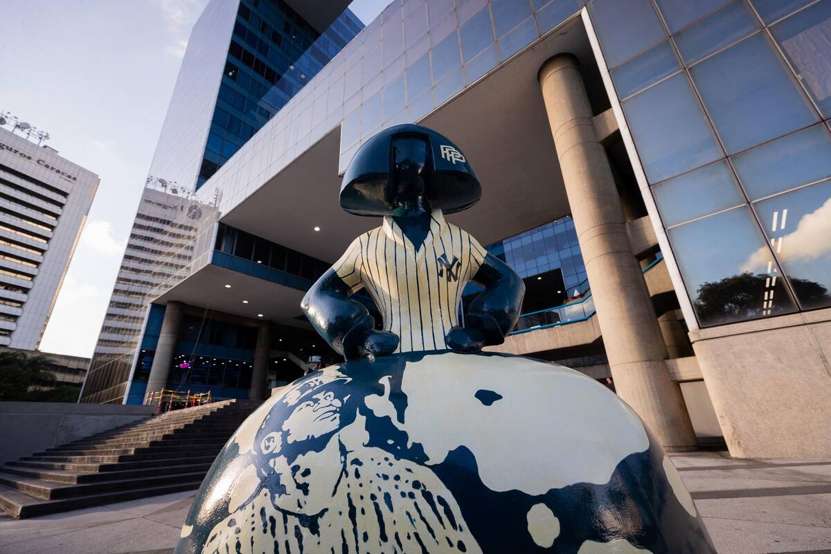 Fotografía de una "Menina" que pertenece a la exhibición 'Meninas Caracas Gallery', del artista venezolano Antonio Azzato en Caracas (Venezuela). EFE/ Rayner Pena R