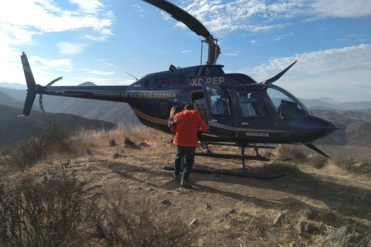 Rescatan a familia abandonada en zona montañosa cerca de línea fronteriza
