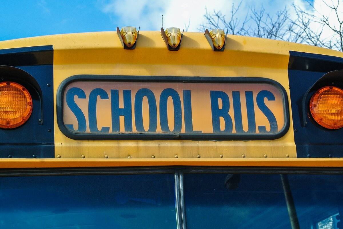 Trece niños resultan heridos tras choque de autobús escolar en Gales