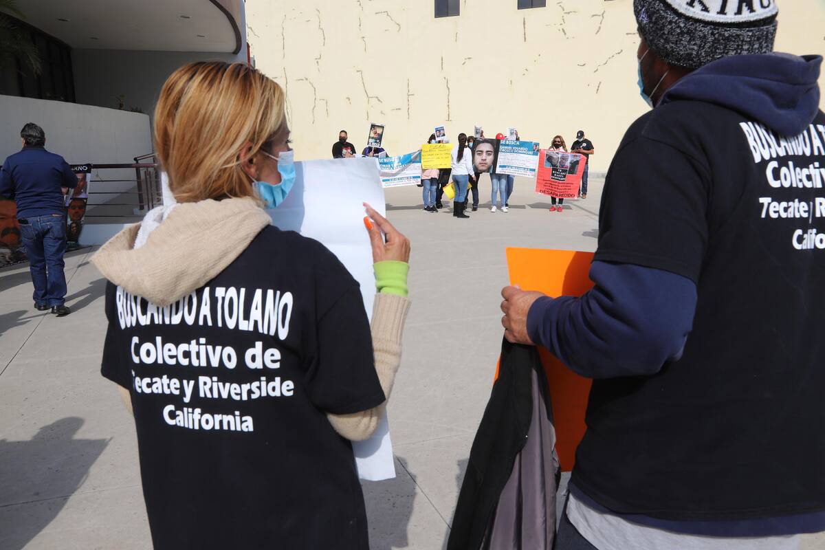 Integrantes de colectivos de búsqueda se reunieron en las afueras del Centro de la Cultura de la Legalidad para acusar a otros colectivos, principalmente el de Angélica Ramírez y Erick Carrillo, por cobrar dinero y lucrar con dolor de los familiares de las victimas desaparecidas.