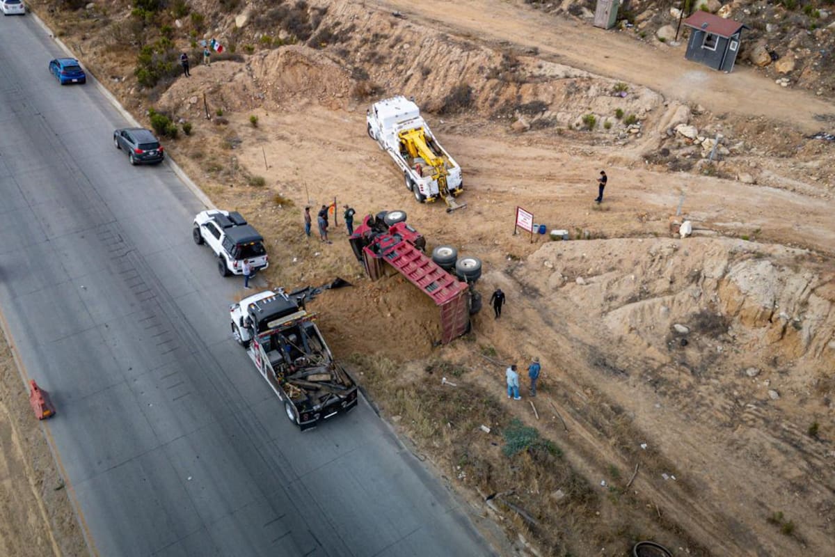 Camión cargado con tierra vuelca en el bulevar 2000 rumbo a Otay en Tijuana.