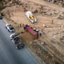 Camión cargado con tierra vuelca en el bulevar 2000 rumbo a Otay en Tijuana.