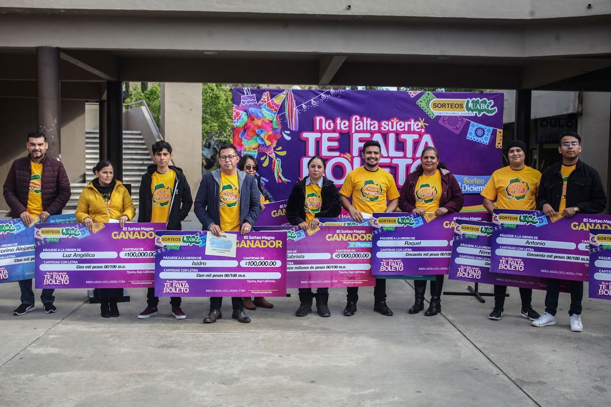Ganadores de Magno sorteo de UABC reciben premios