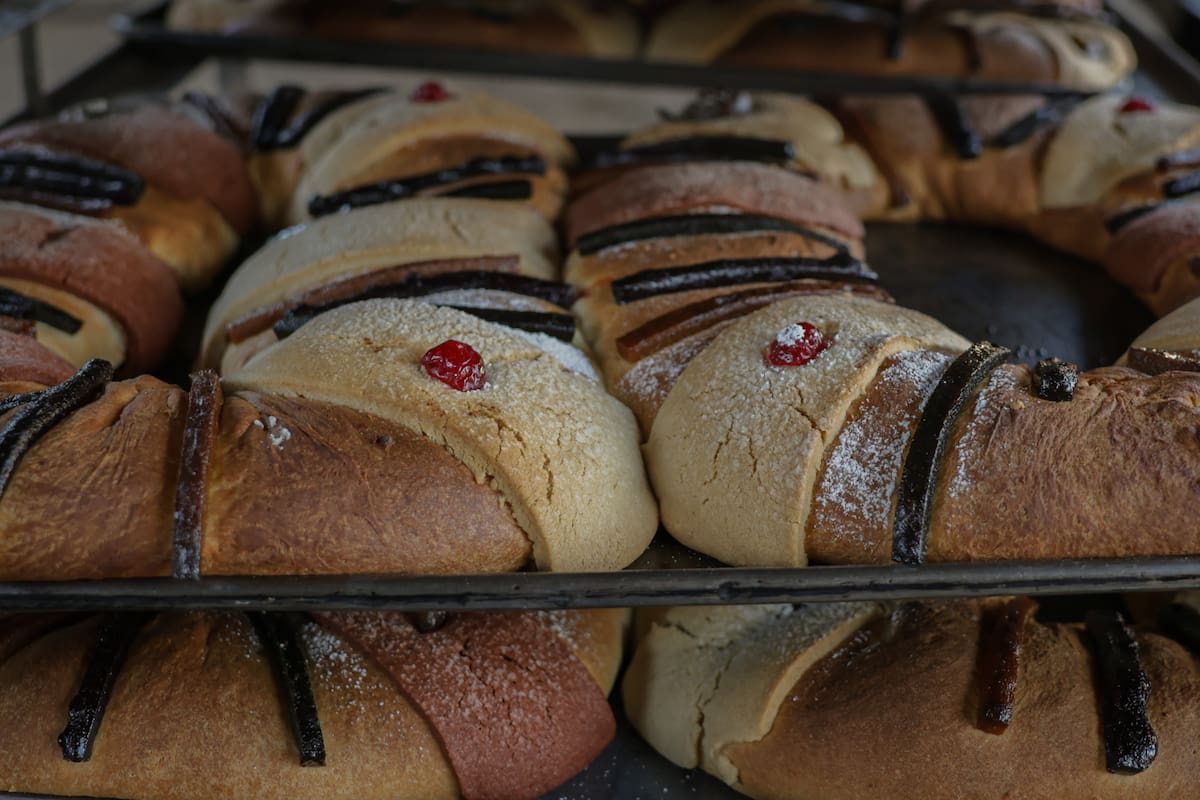 Familia panadera con alegría de hacer Roscas de Reyes