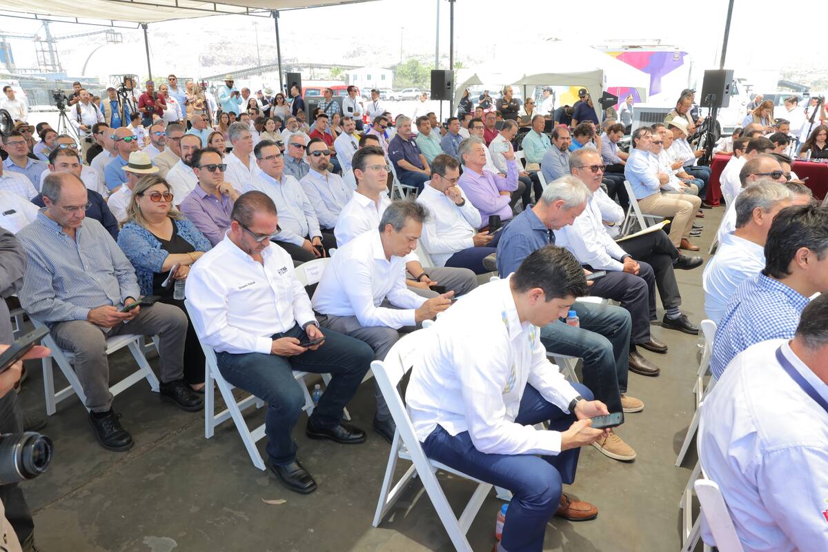 Invitados al arranque del plan piloto de exportación de autos por el puerto de Guaymas. FOTO: JULIÁN ORTEGA