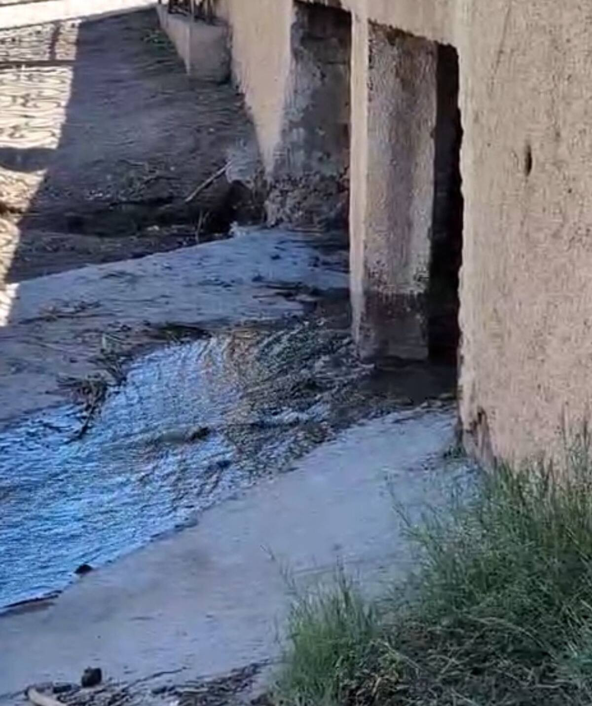 No se ha buscado una solución y tampoco se les informa de dónde provienen los derrames. Foto: Cortesía