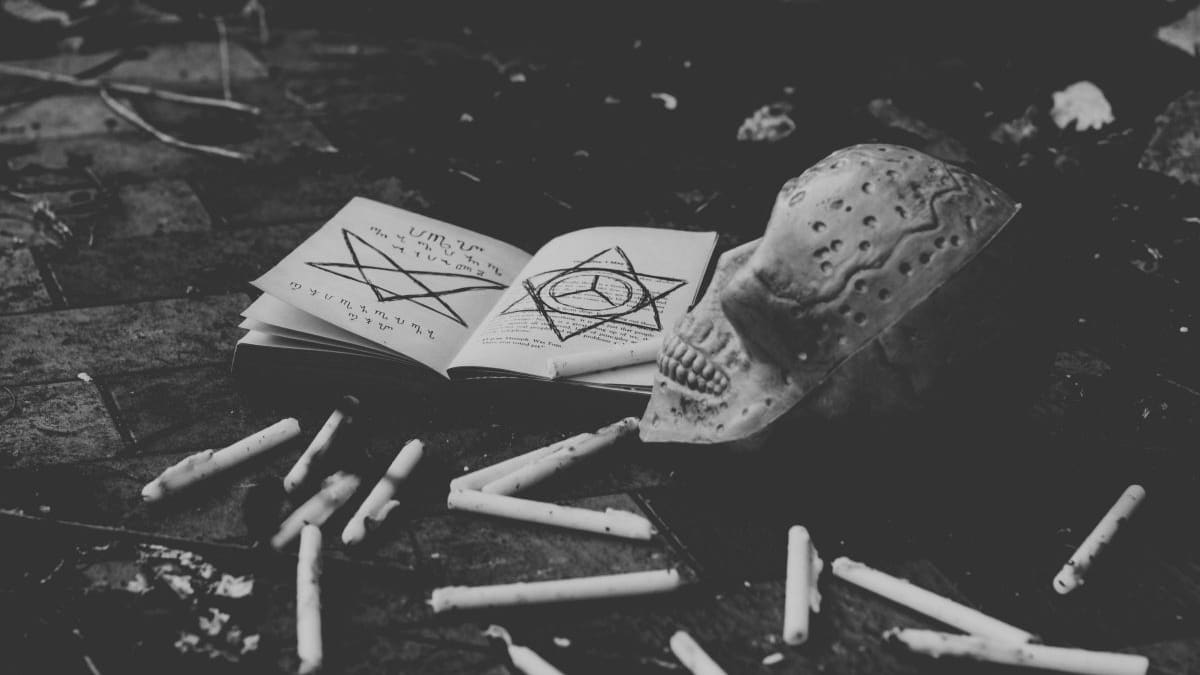 Autoridades de Gómez Palacio iniciaron una investigación por posible ritual de brujería tras el hallazgo de un cráneo humano en monumento de la Plaza Fundadores