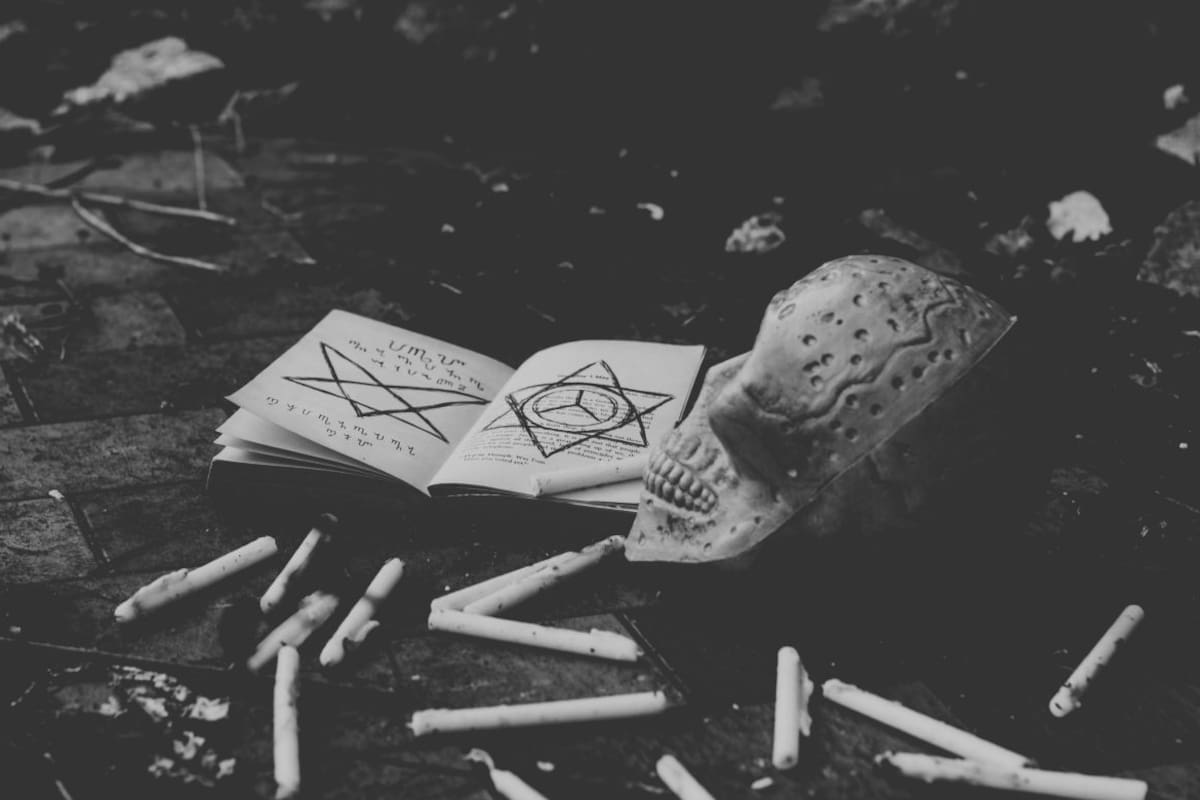 Autoridades de Gómez Palacio iniciaron una investigación por posible ritual de brujería tras el hallazgo de un cráneo humano en monumento de la Plaza Fundadores