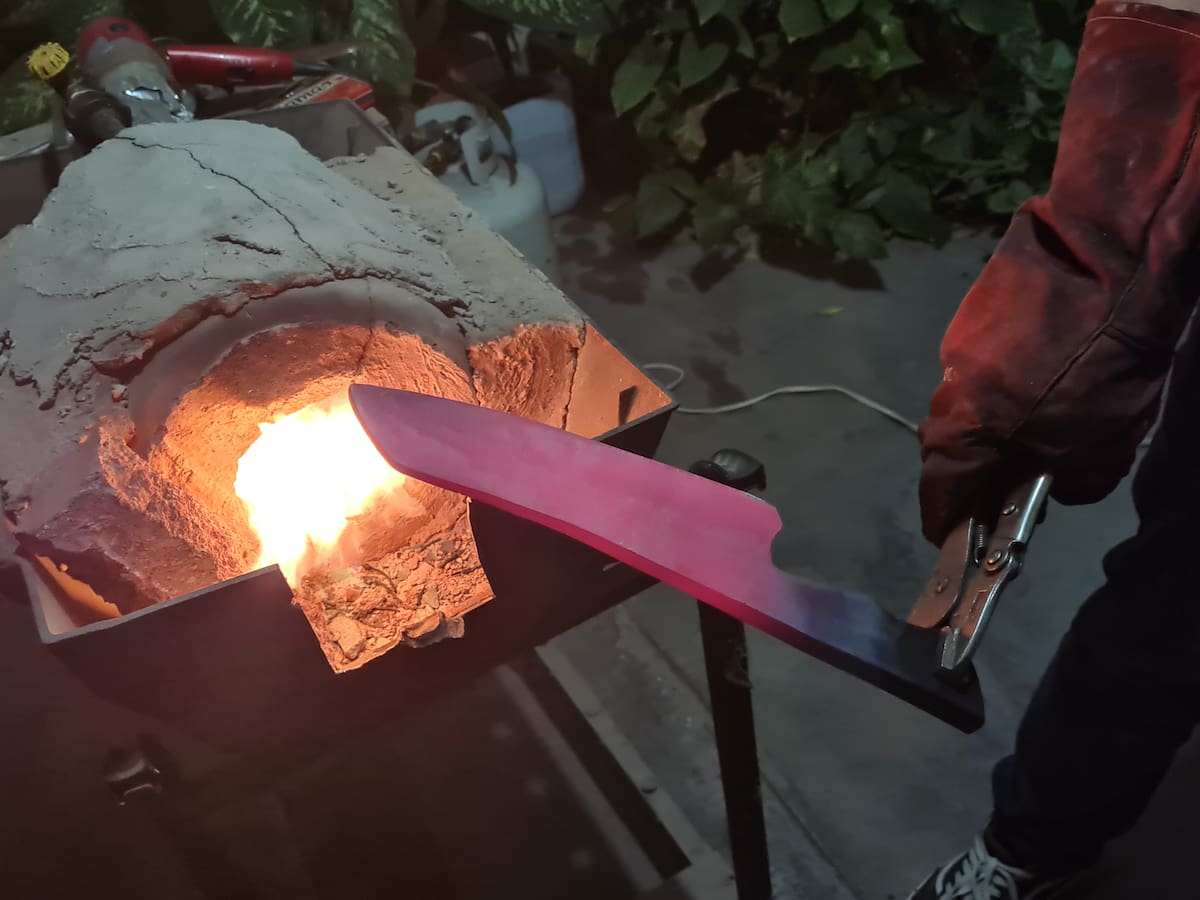 Durante la pandemia utilizó lo que tenía a la mano para hacer su ‘fragua’, con un asador, cemento y la secadora de su mamá.