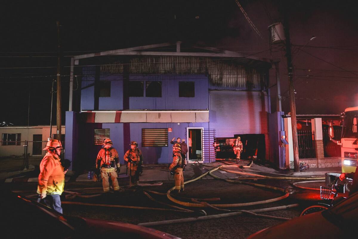 Bomberos atienden incendio en almacén de refrigeraciones en Colonia Lázaro Cárdenas