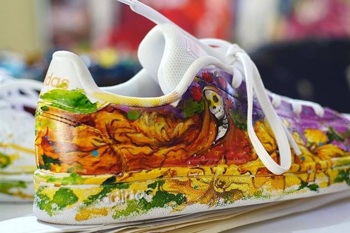 Artista mexicana se reinventa pintando zapatillas para el Día de Muertos