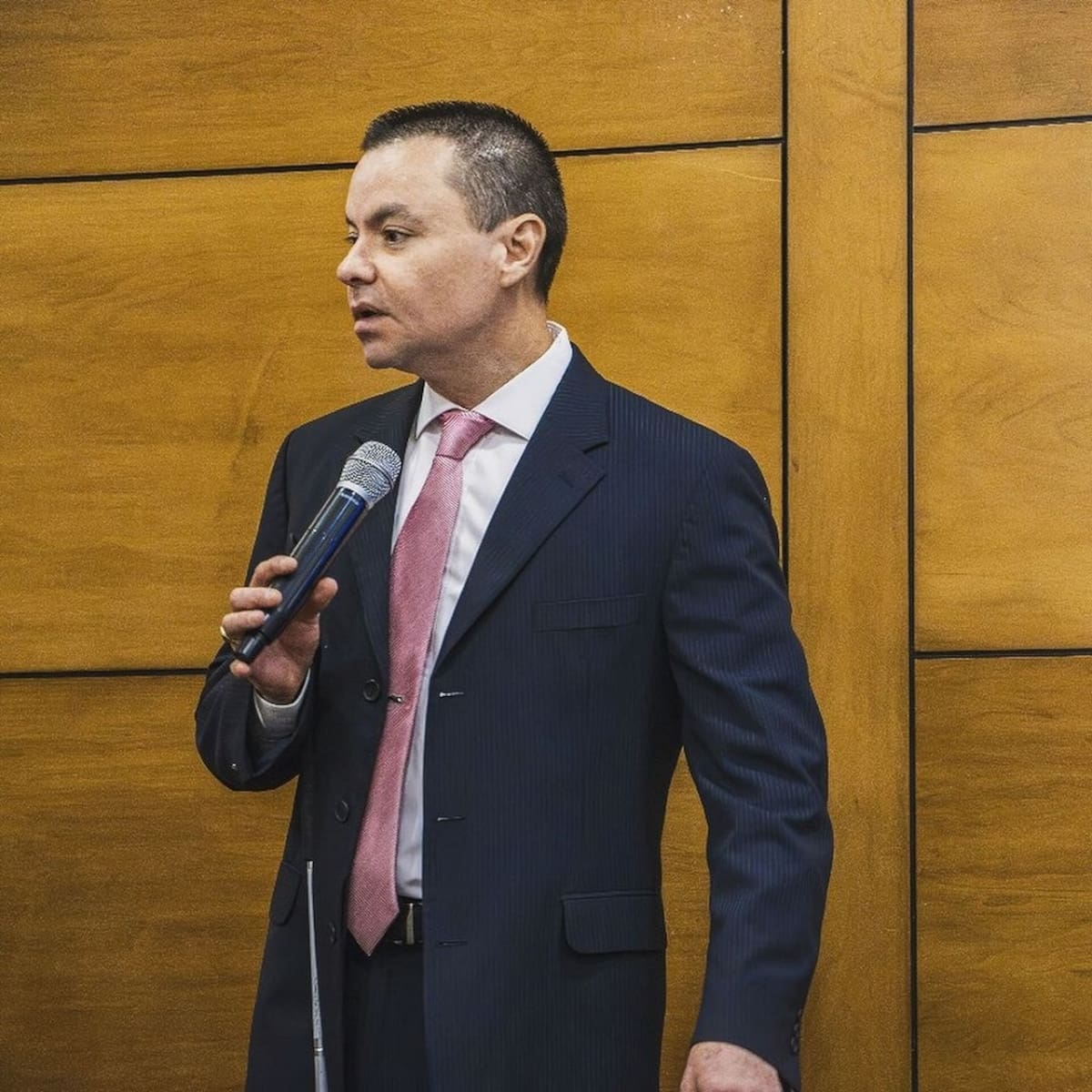 Uno de los puntos más destacados del  mensaje de Alex García es la necesidad de pedir ayuda cuando enfrentamos situaciones complicadas.