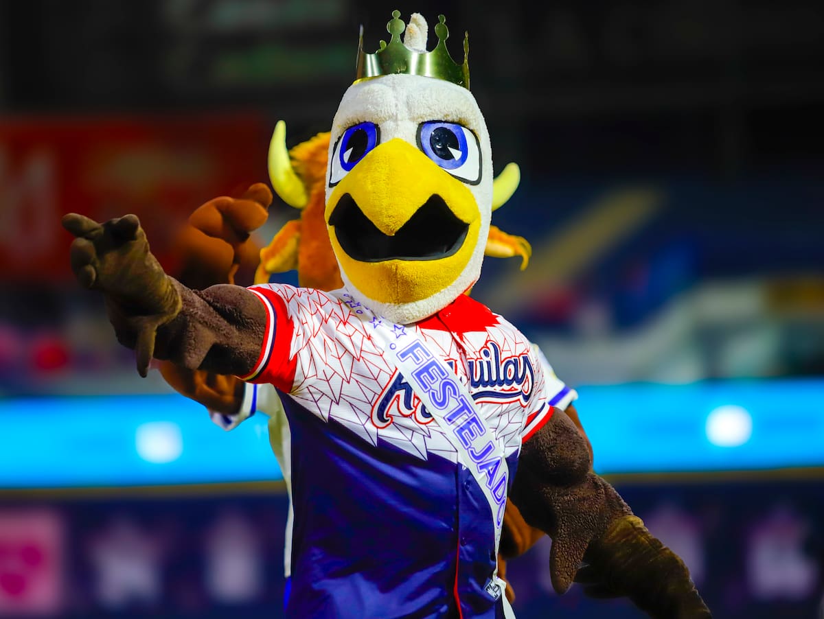 ¡Lucho El Aguilucho estuvo de fiesta esta semana! Para celebrar su cumpleaños, se vistió de gala y armó una celebración inolvidable, divirtiéndose a lo grande con todos los aficionados de los Águilas.(Foto: Juan J. Morales)