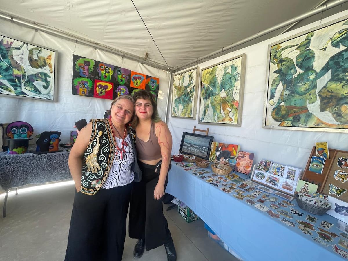 Más de 85 artistas y artesanos de distintos estados del país participan en la edición 2026 del Art Walk Rosarito, evento que celebra 15 años promoviendo el arte, la cultura y el talento nacional en el Ceart. Foto: Carmen Gutiérrez
