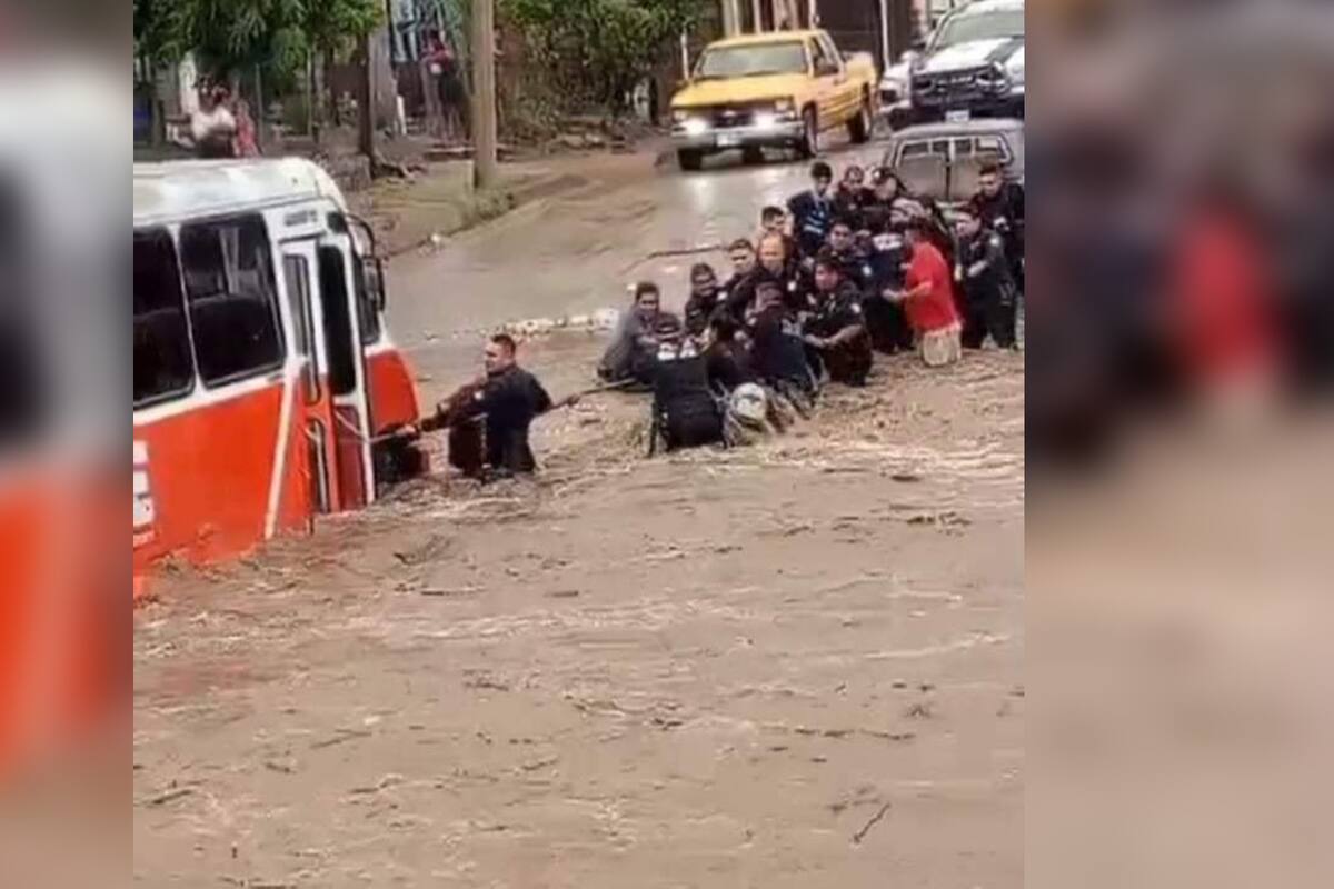 Policías forman cadena humana y rescatan a 20 personas de camión atorado en arroyo con riesgo de ser arrastrado por agua
