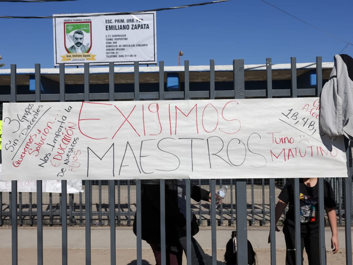 Padres de familia cerraron las instalaciones del plantel en señal de protesta por la falta de maestros, una situación que mantiene a los alumnos sin clases desde hace casi tres semanas l Foto: Javier Gallegos