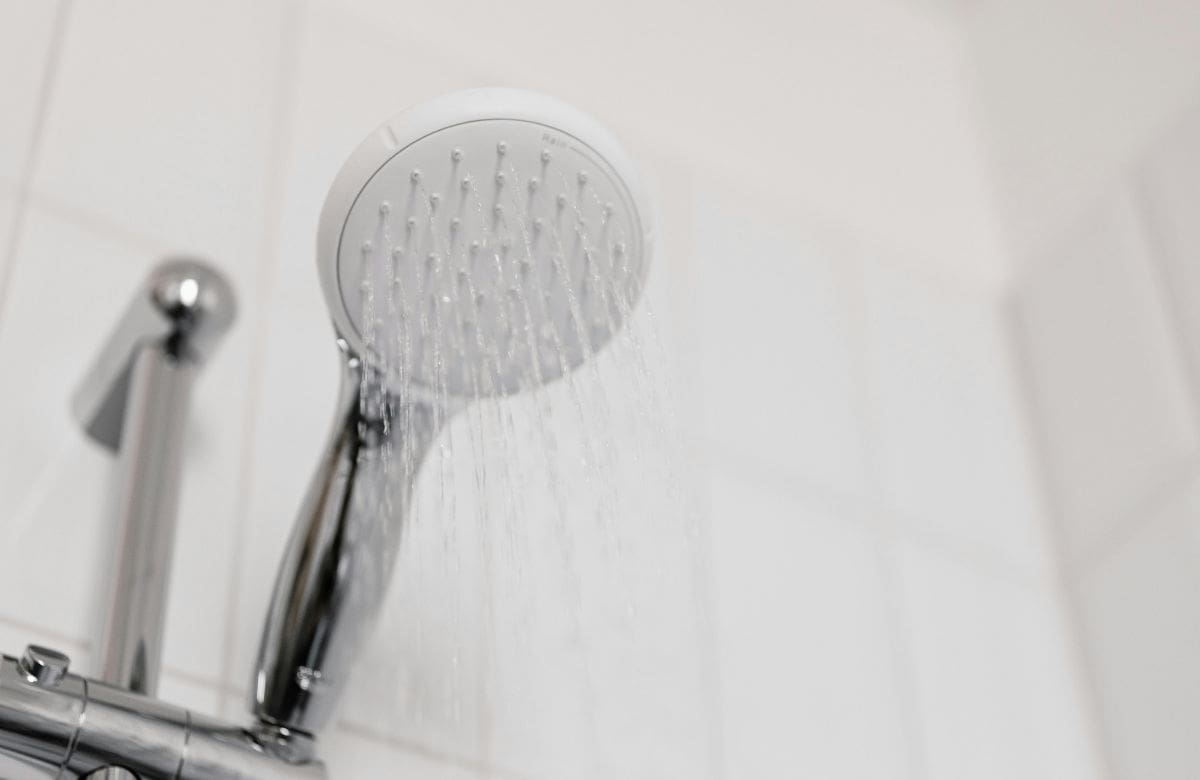 Muchas personas utilizan la regadera no solo para bañarse, sino también para refrescarse constantemente. | Foto: canva