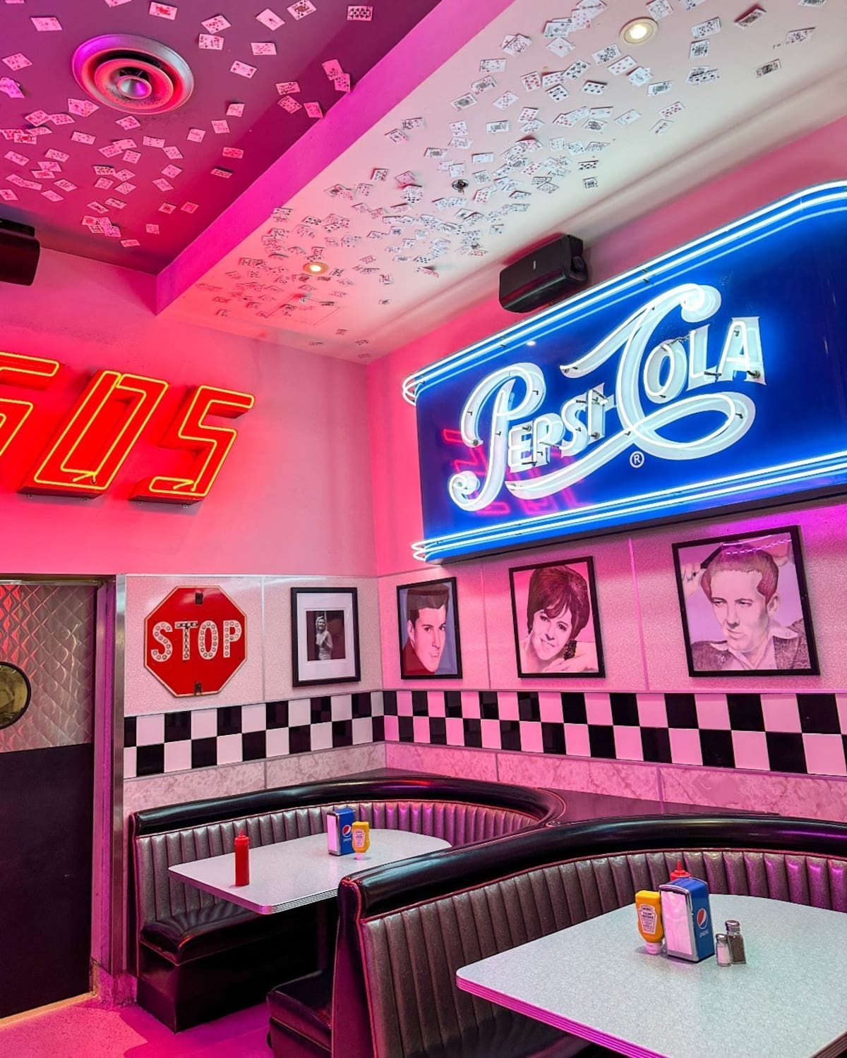 El Corvette Diner no es solo un restaurante: es un espectáculo retro. Foto: Cortesía