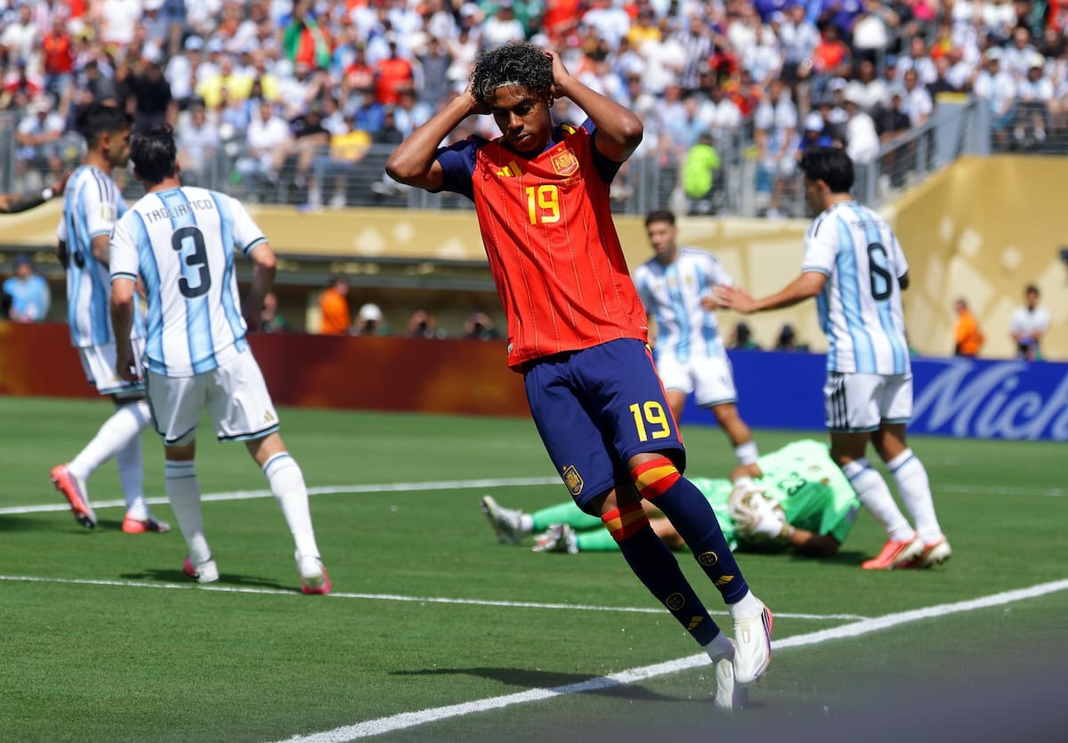 Lamine Yamal de España se lamenta tras patear directamente al portero argentino. (Foto: EFE/EPA/CHRISTOPHER NEUNDORF)