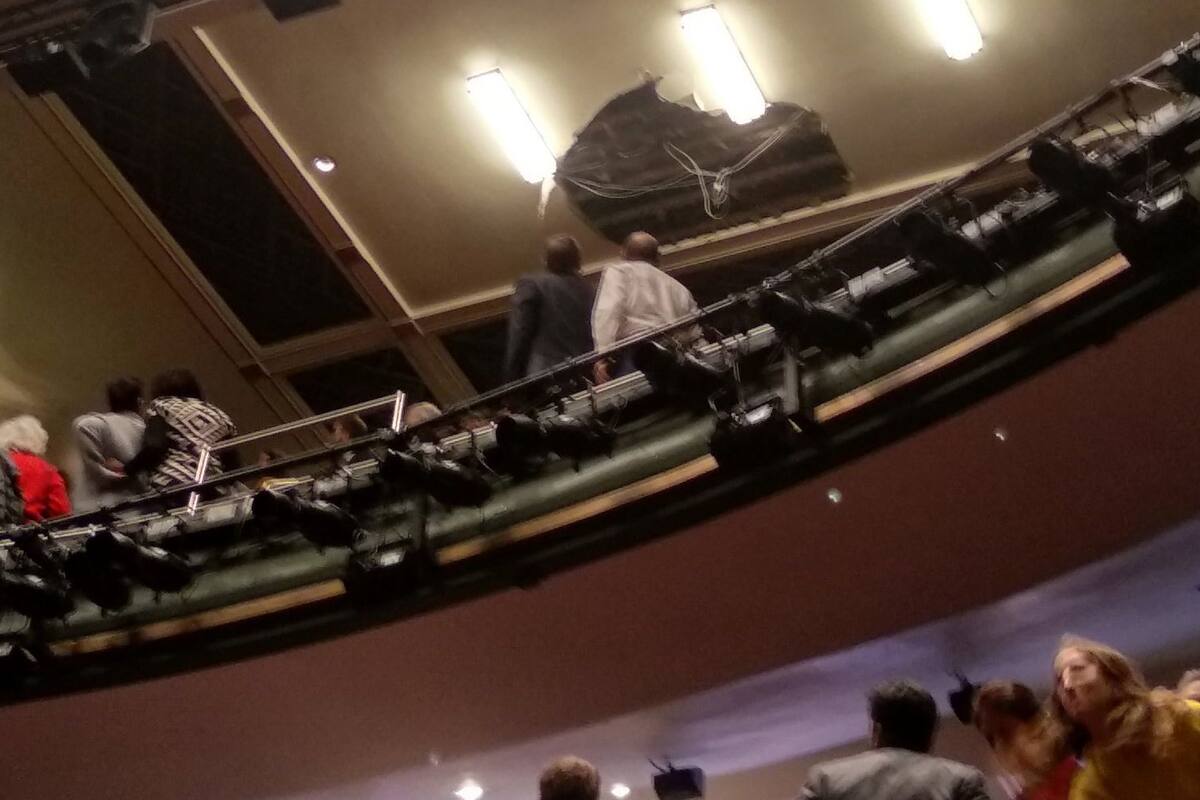 Colapsa techo teatro de Londres; hay varios lesionados