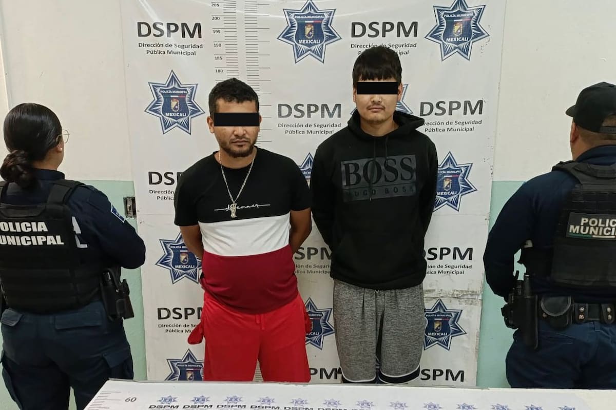 Llegaron a amenazar a una joven con quemar su casa y huir, los arrestan en estacionamiento de una tienda