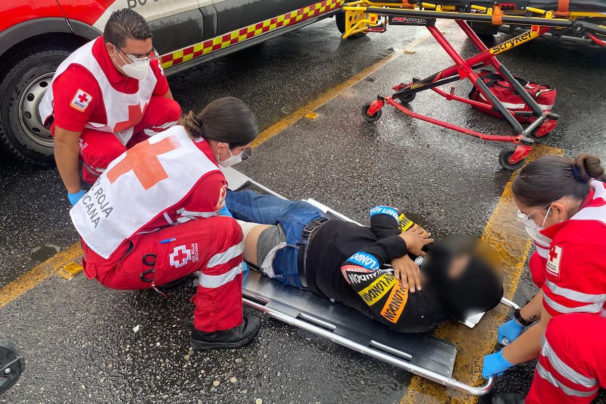 Motociclista resulta lesionado en choque con automóvil