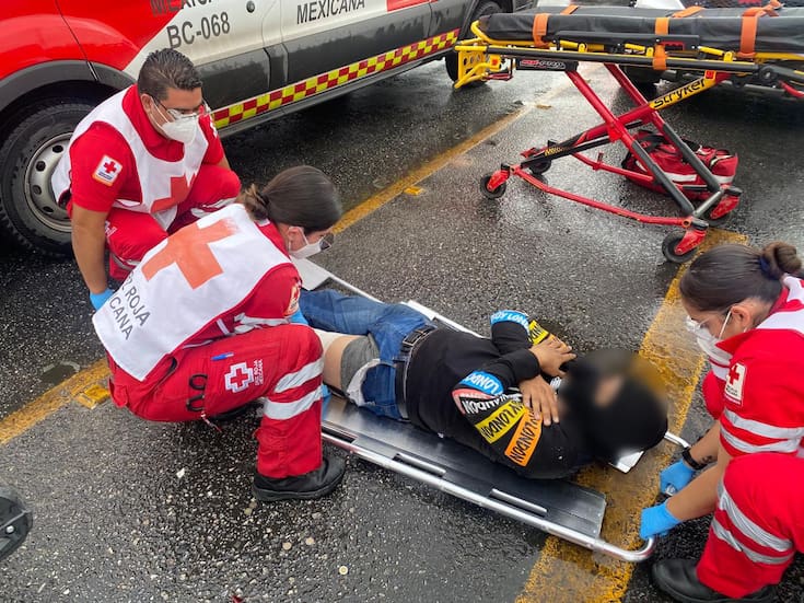 Motociclista resulta lesionado en choque con automóvil