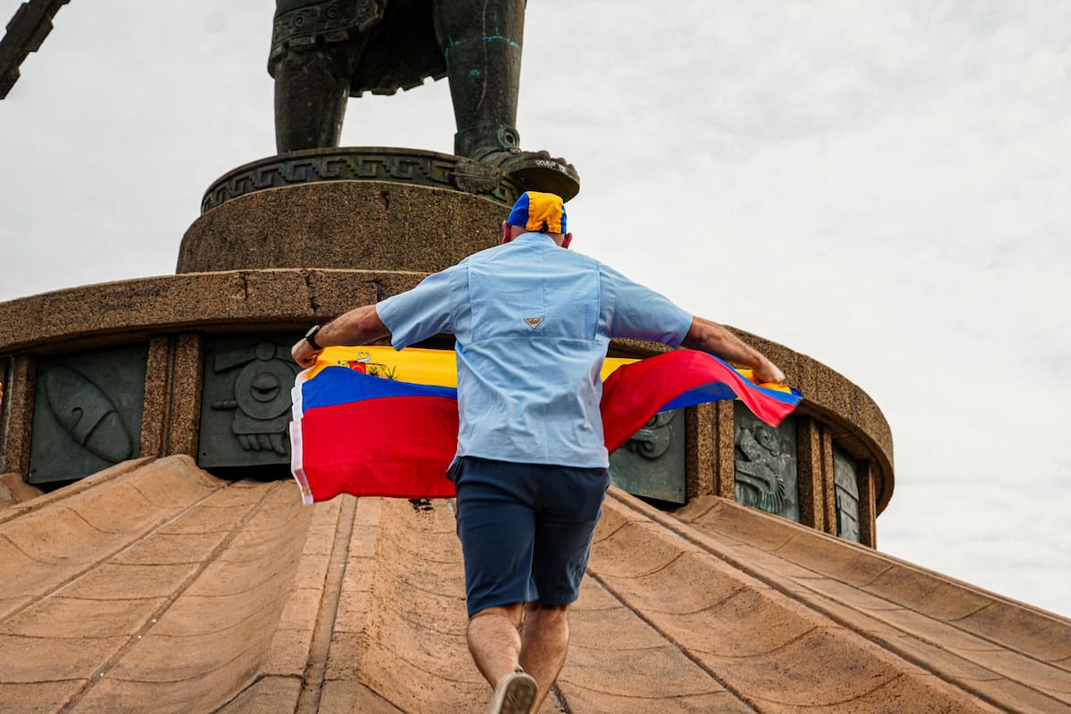 Desde las 14:30 horas, algunos venezolanos se reunieron en la glorieta Cuauhtémoc con pancartas y banderas. Foto: Leonardo Gonzales