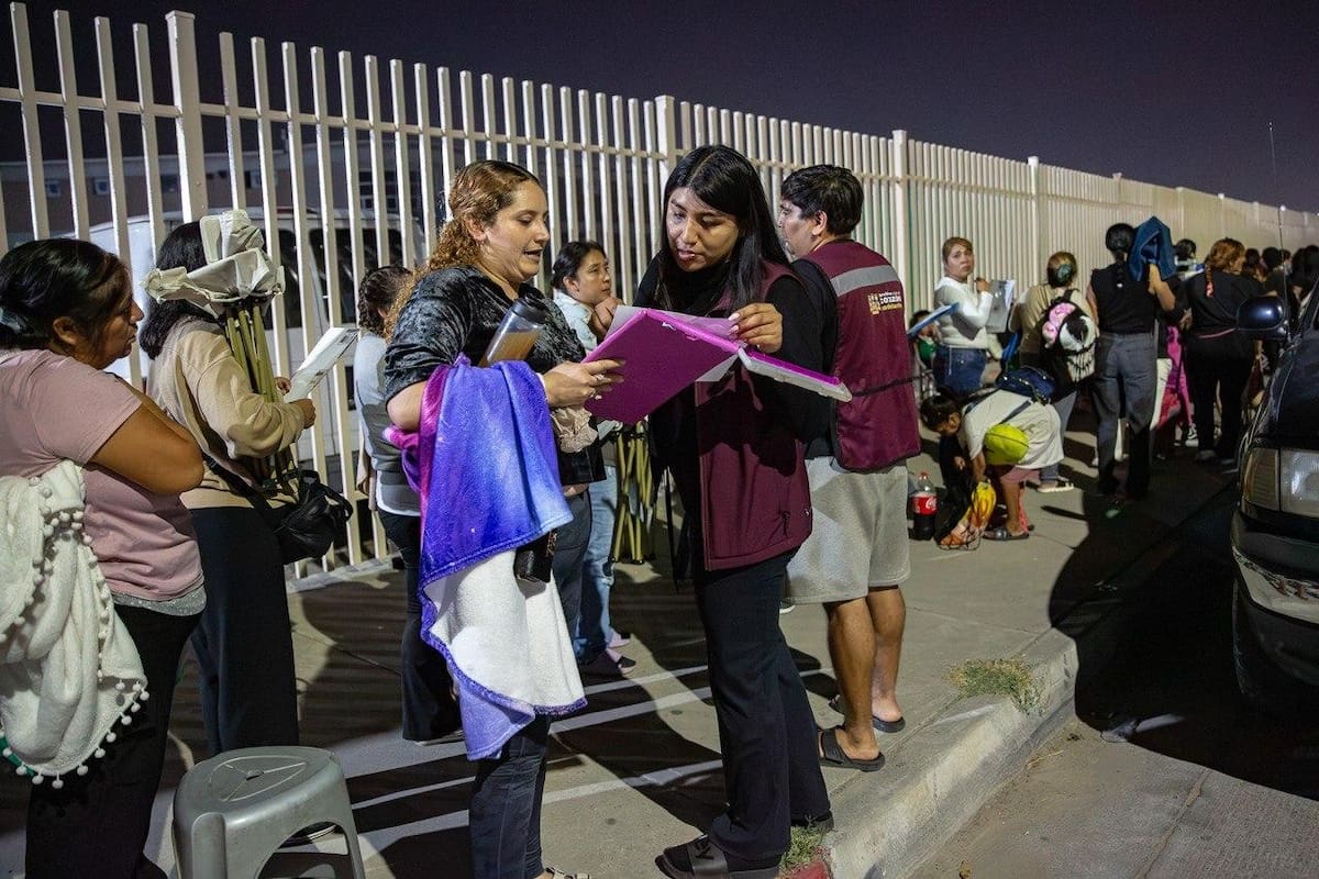 Más de 700 mujeres se formaron antes del amanecer para inscribirse al programa; autoridades pidieron no acudir durante la noche. Foto: Border Zoom