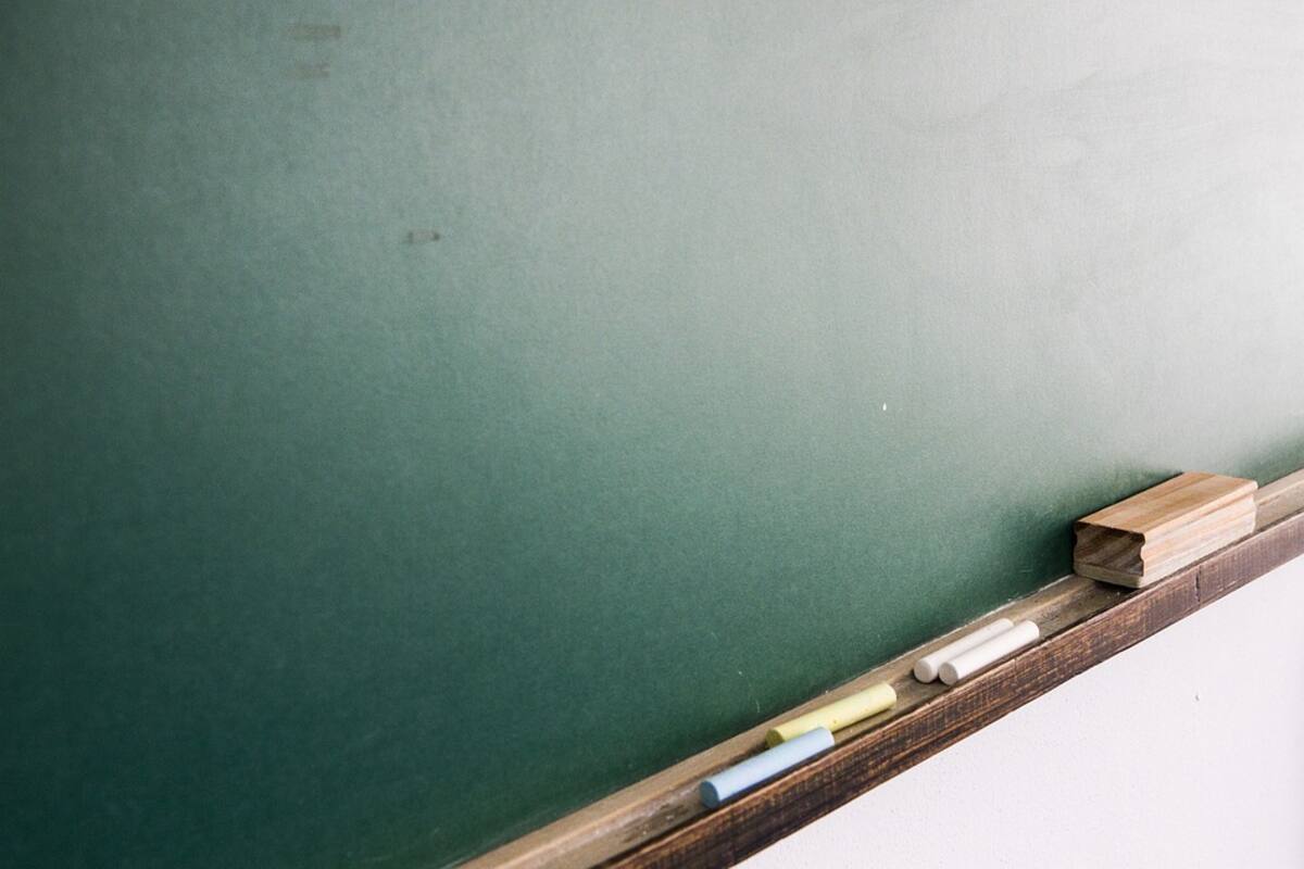 Alumnos cierran plantel en Navojoa; exigen destituir a docente por presunto acoso sexual