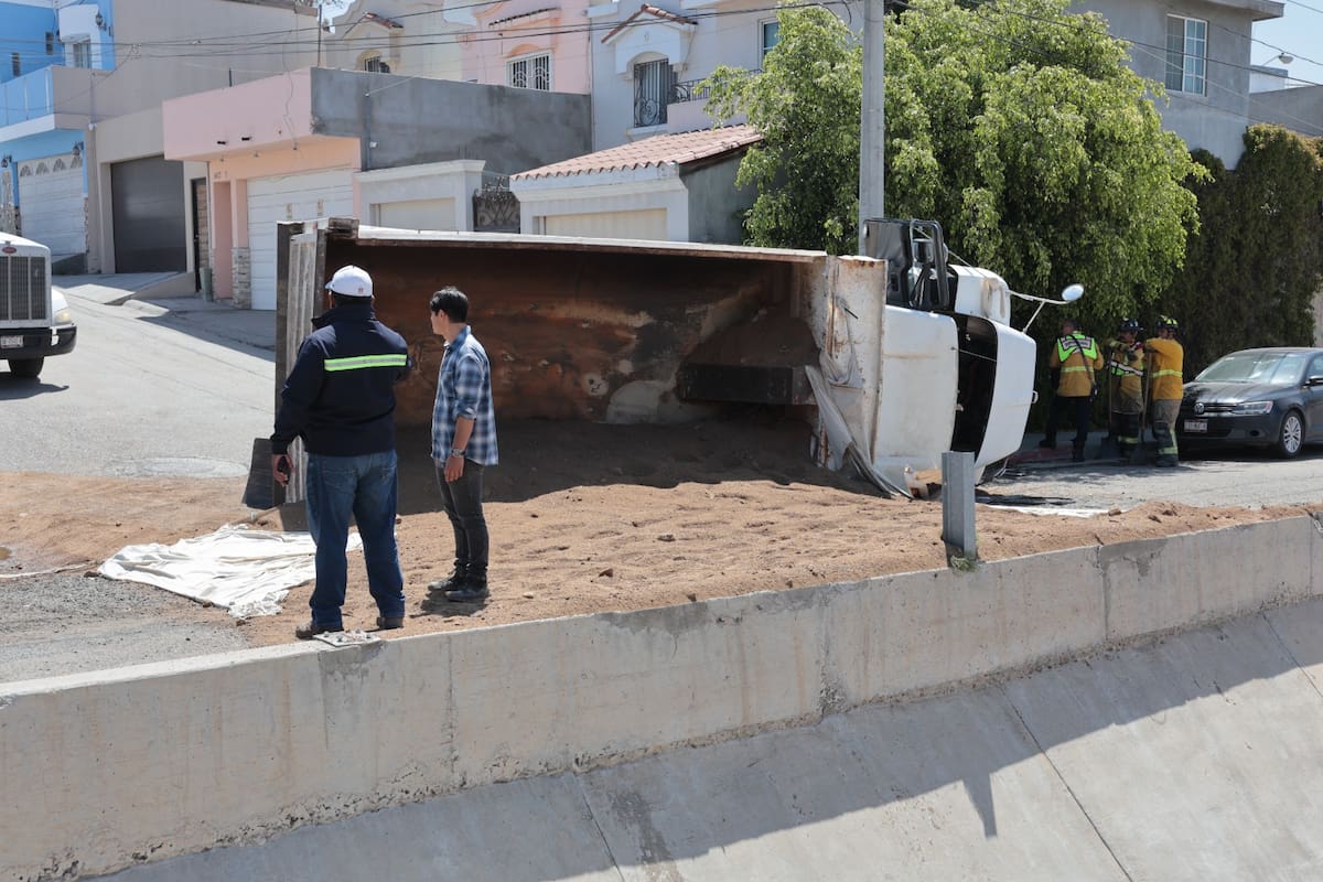 Conductor resultó lesionado tras volcarse camión revolvedor