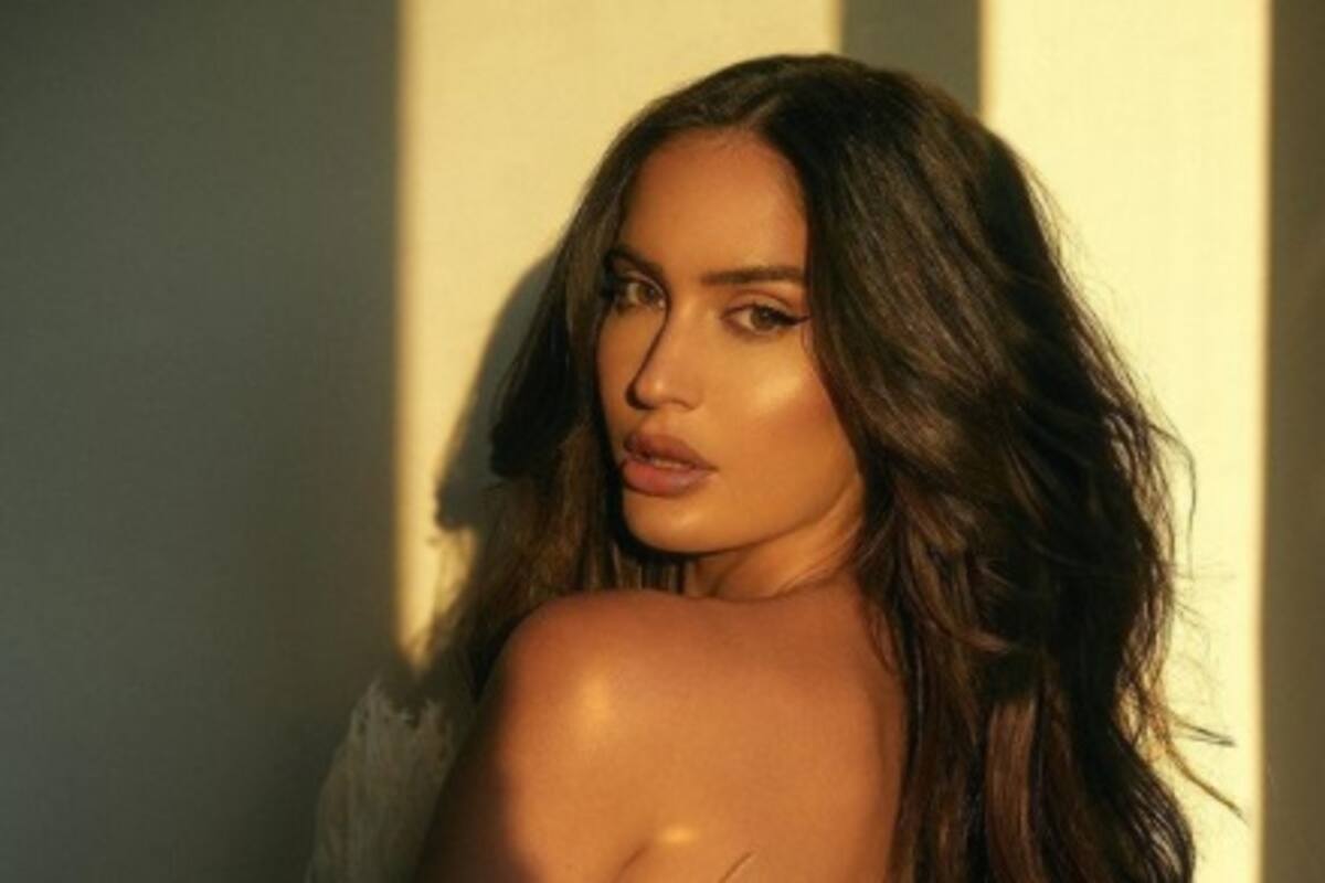 VIDEO: Con movimientos candentes, Natalia Barulich modela lencería rosa