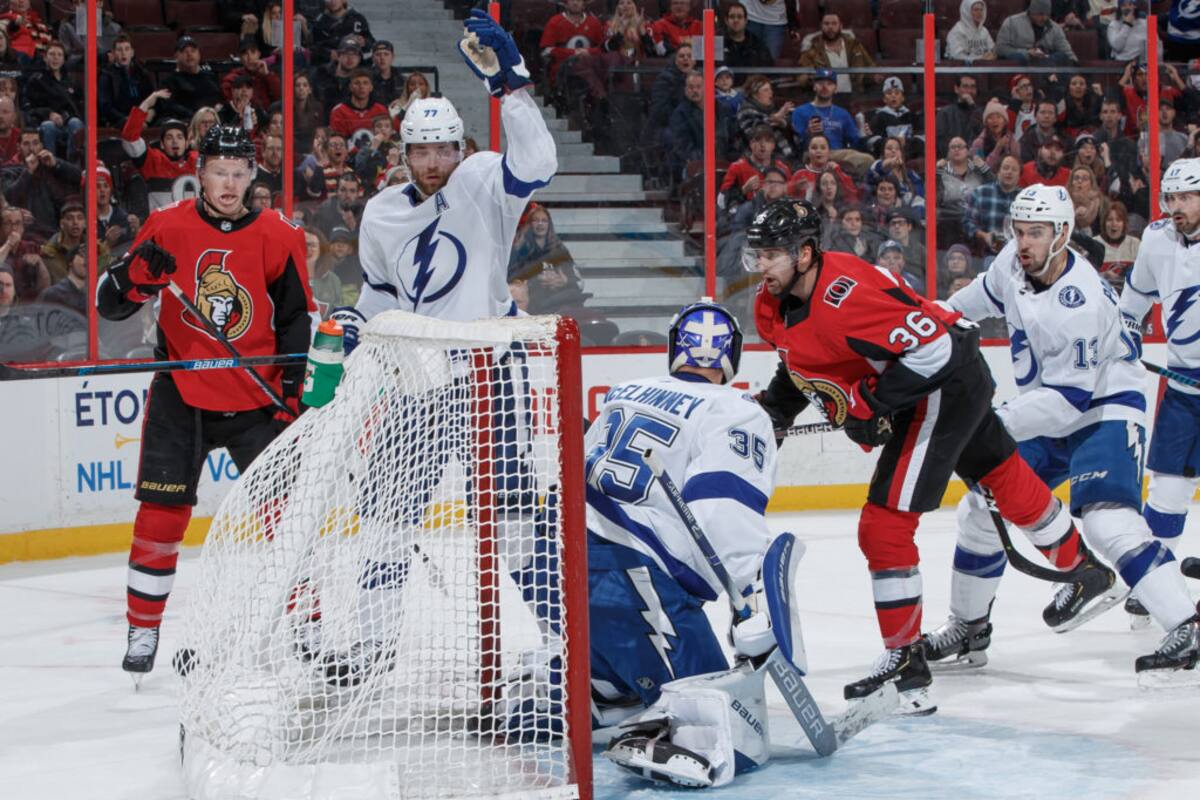 Jugador de hockey de la NHL sorprende al marcar con la cabeza
