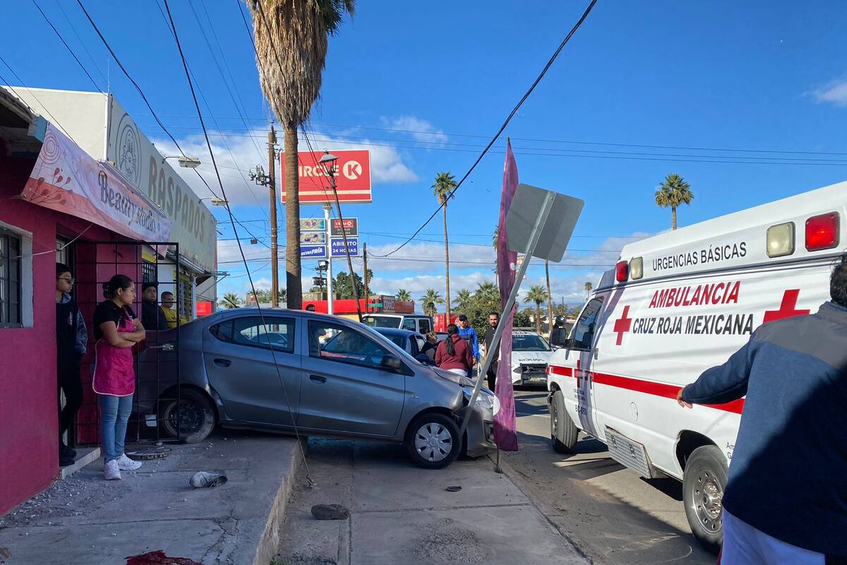 Adulta mayor choca contra vehículo estacionado y este embiste a otro adulto mayor
