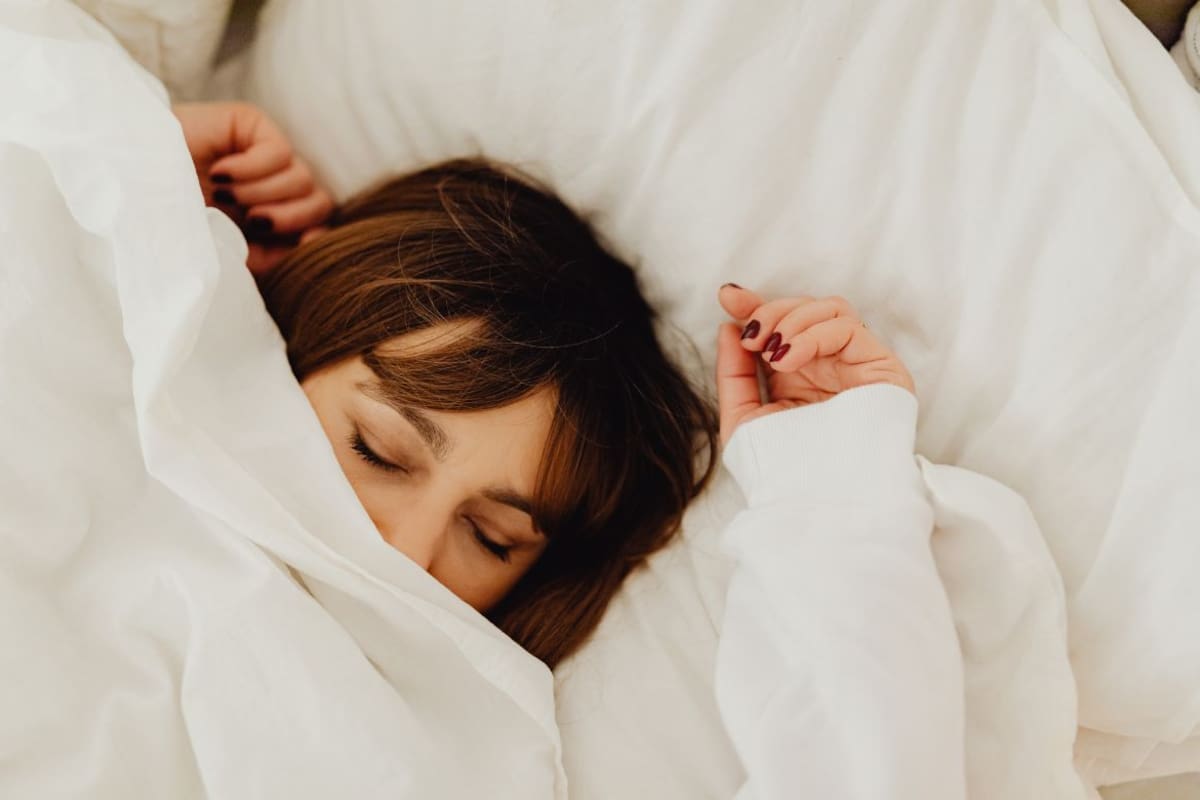 El 77% de los adolescentes duerme menos de lo recomendado, según estudio, y advierte que el déficit de sueño se asocia con mayor riesgo de depresión y bajo rendimiento escolar