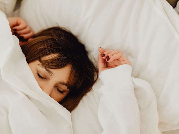 El 77% de los adolescentes duerme menos de lo recomendado, según estudio, y advierte que el déficit de sueño se asocia con mayor riesgo de depresión y bajo rendimiento escolar