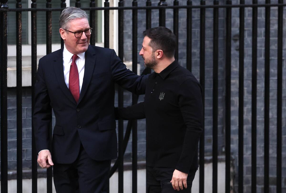 El primer ministro británico, Keir Starmer (i), saluda al presidente de Ucrania, Volodímir Zelenski (d), antes de una reunión bilateral en la residencia oficial de Downing Street, este sábado en Londres. EFE/EPA/NEIL HALL