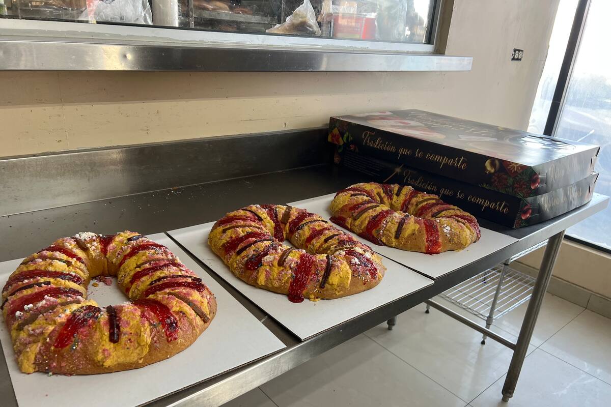 Gran flujo de gente en panaderías por venta de rosca de reyes