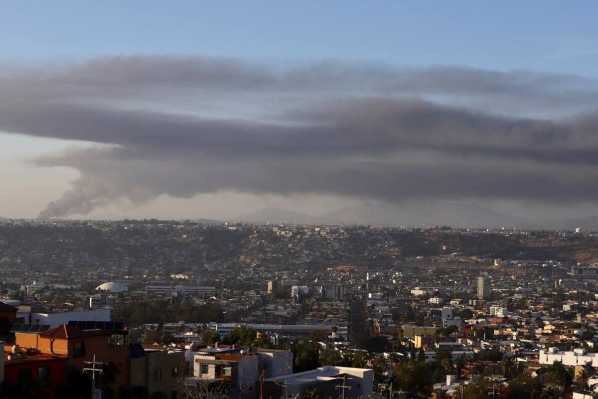 Incendio en Yonke de Mesa de Otay en SD se percibe en Tijuana