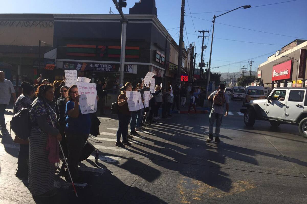 Cierran padres calle en Zona Centro de Tijuana en protesta