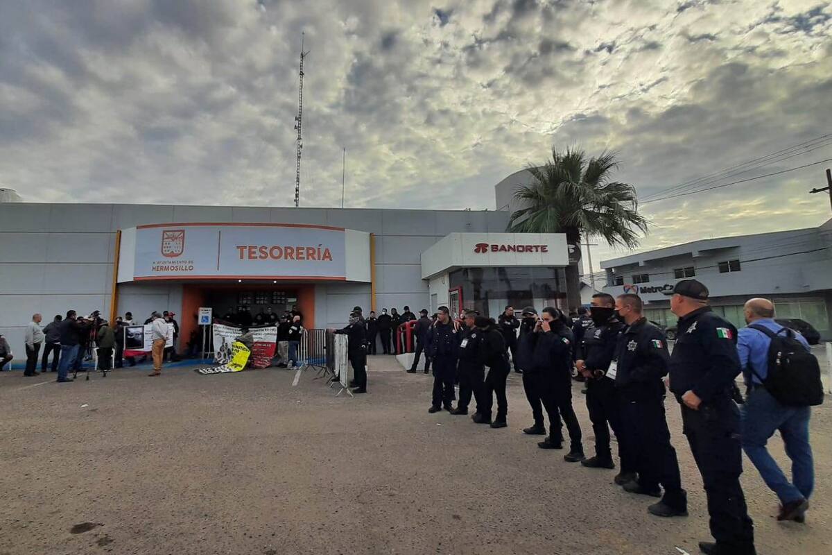 VIDEO: Jubilados y Pensionados del Ayuntamiento de Hermosillo toman módulo de Tesorería