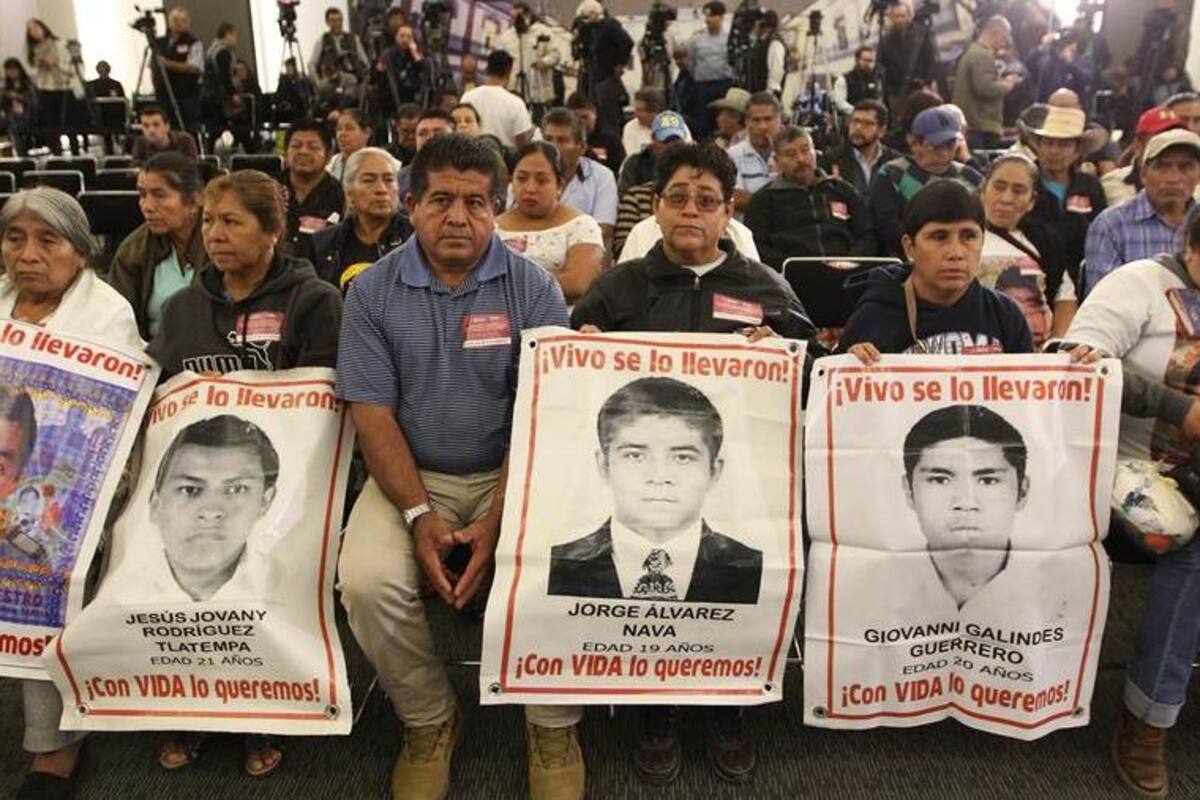 Policía desaloja a padres de normalistas de Ayotzinapa en Guerrero
