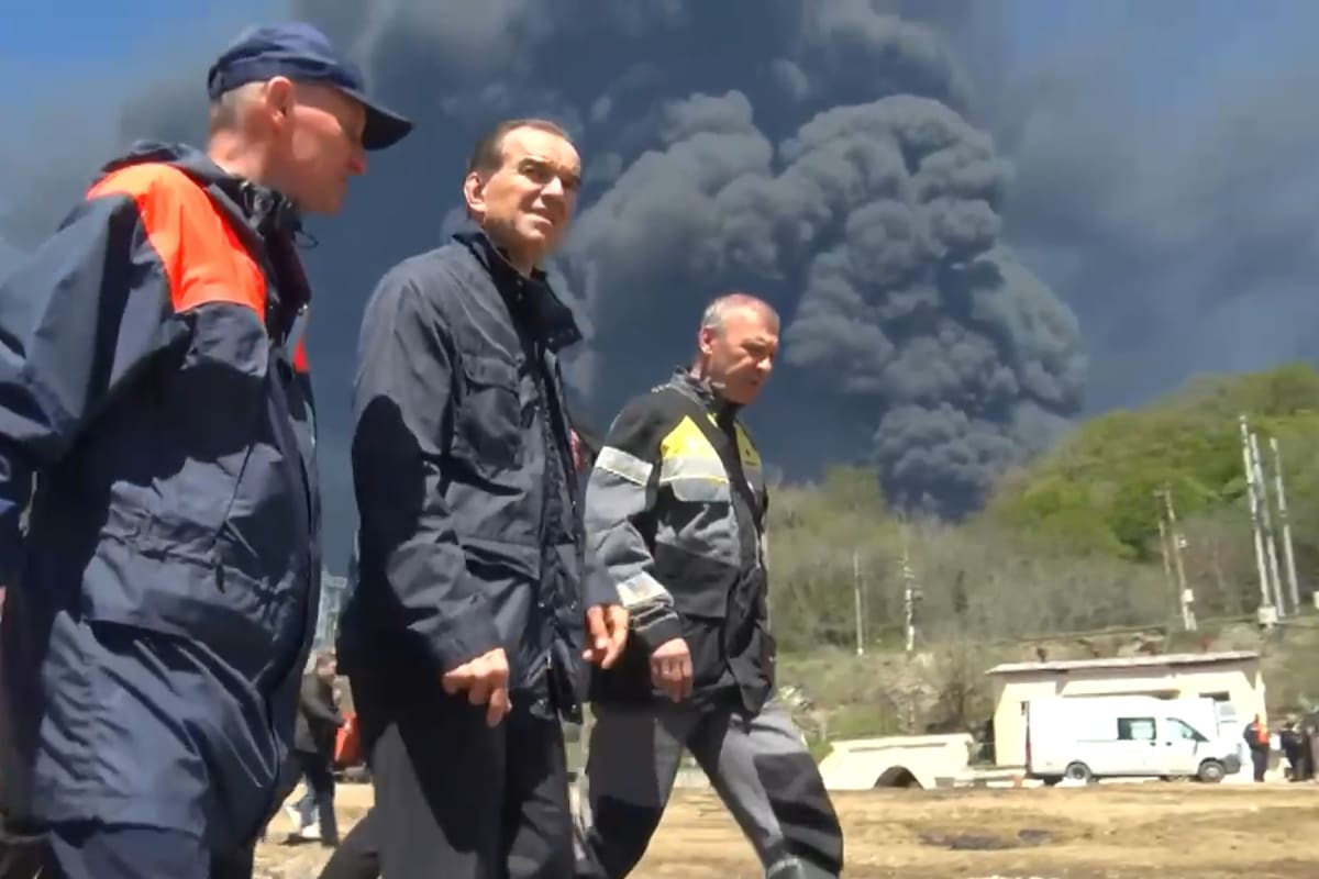 Drones ucranianos golpean petrolero y depósito de combustible en Rusia, reportan dos heridos y no se informa derrame de petróleo