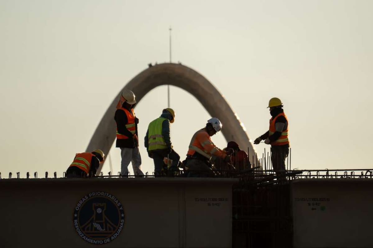 trabajadores que realizaban labores de limpieza en el cauce se percataron de la presencia de un bulto envuelto en una cobija negra. Foto: BorderZoom